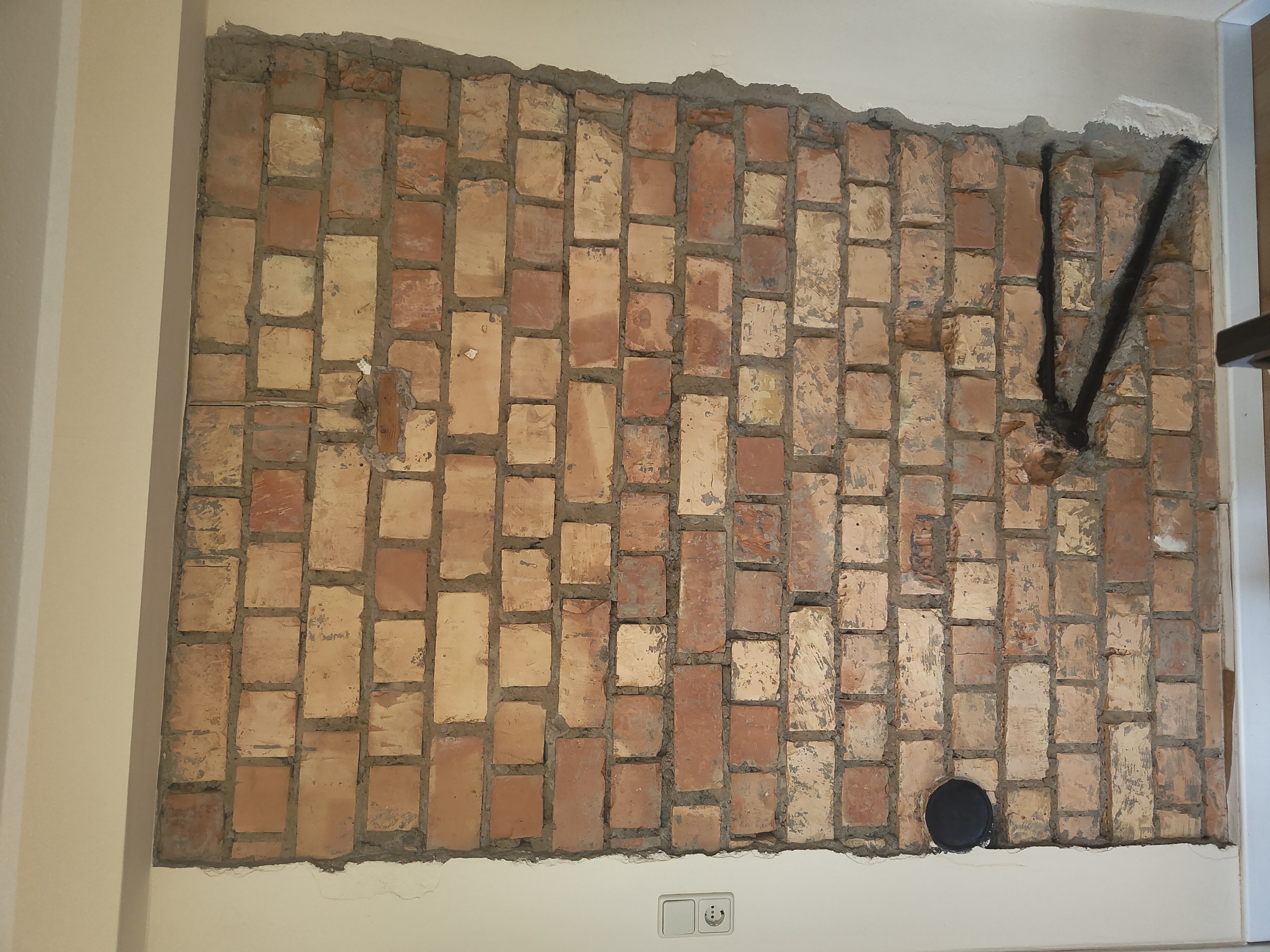 Rustikale Steinwand im Wohnzimmer