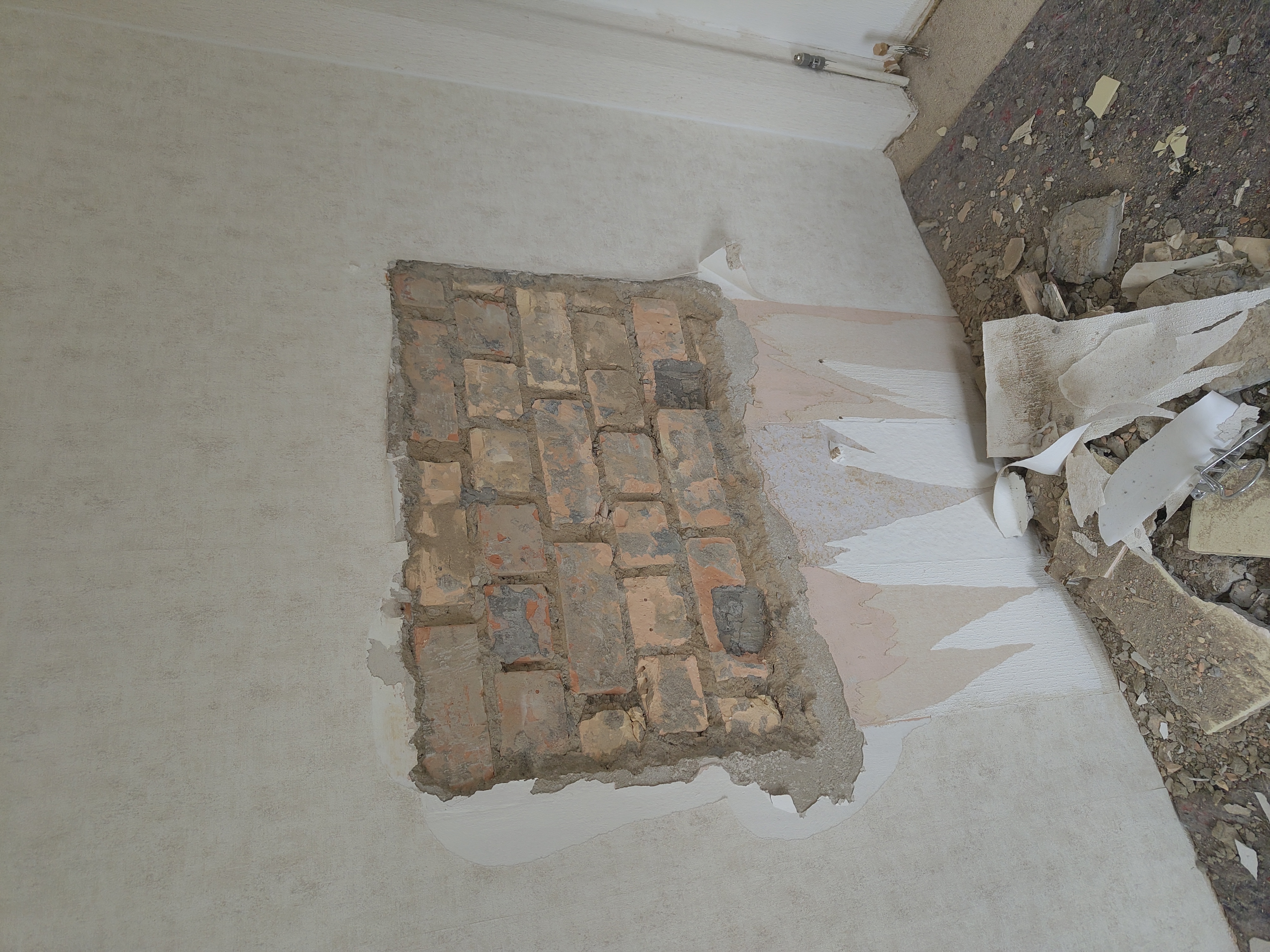 Rustikale Steinwand im Wohnzimmer