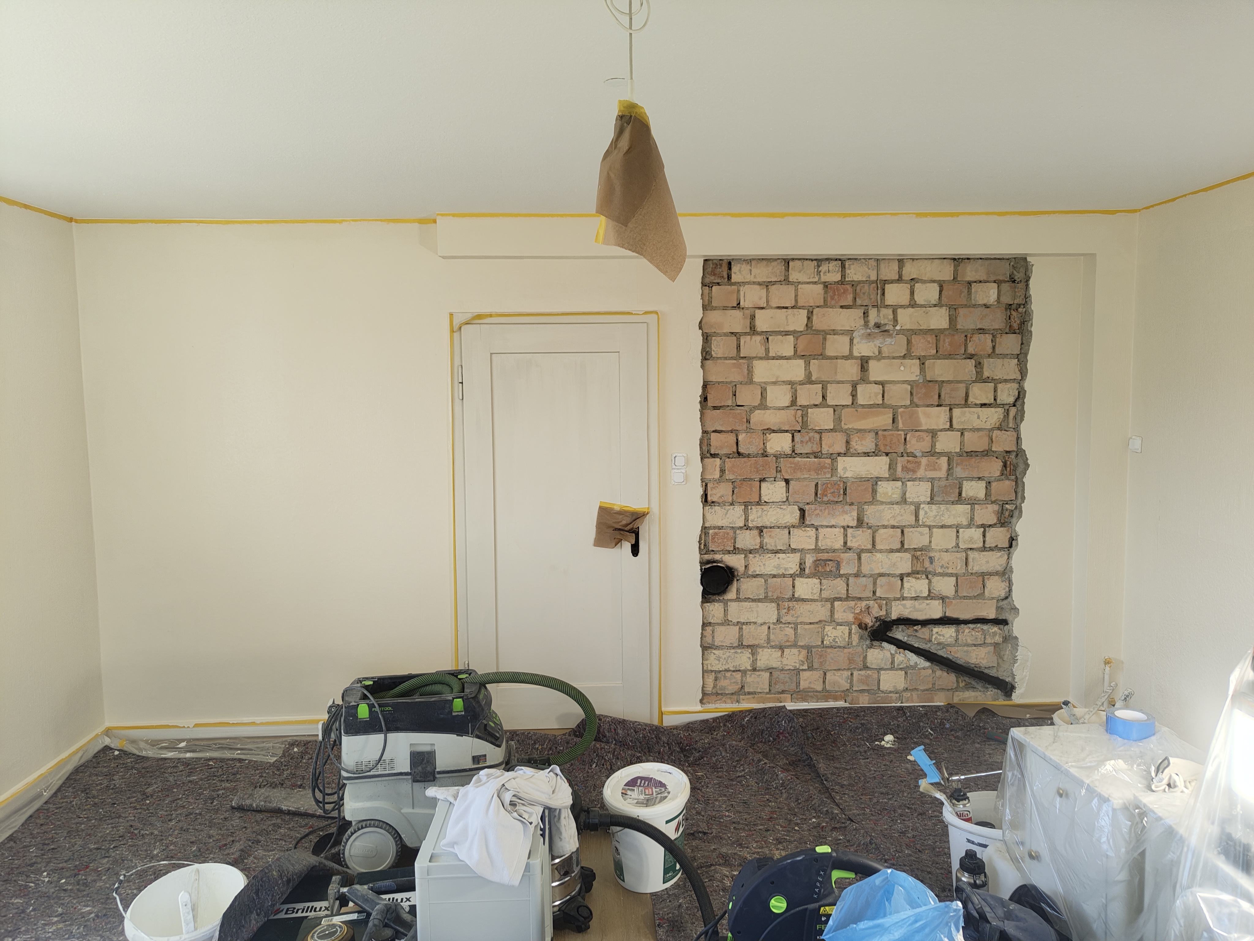 Rustikale Steinwand im Wohnzimmer