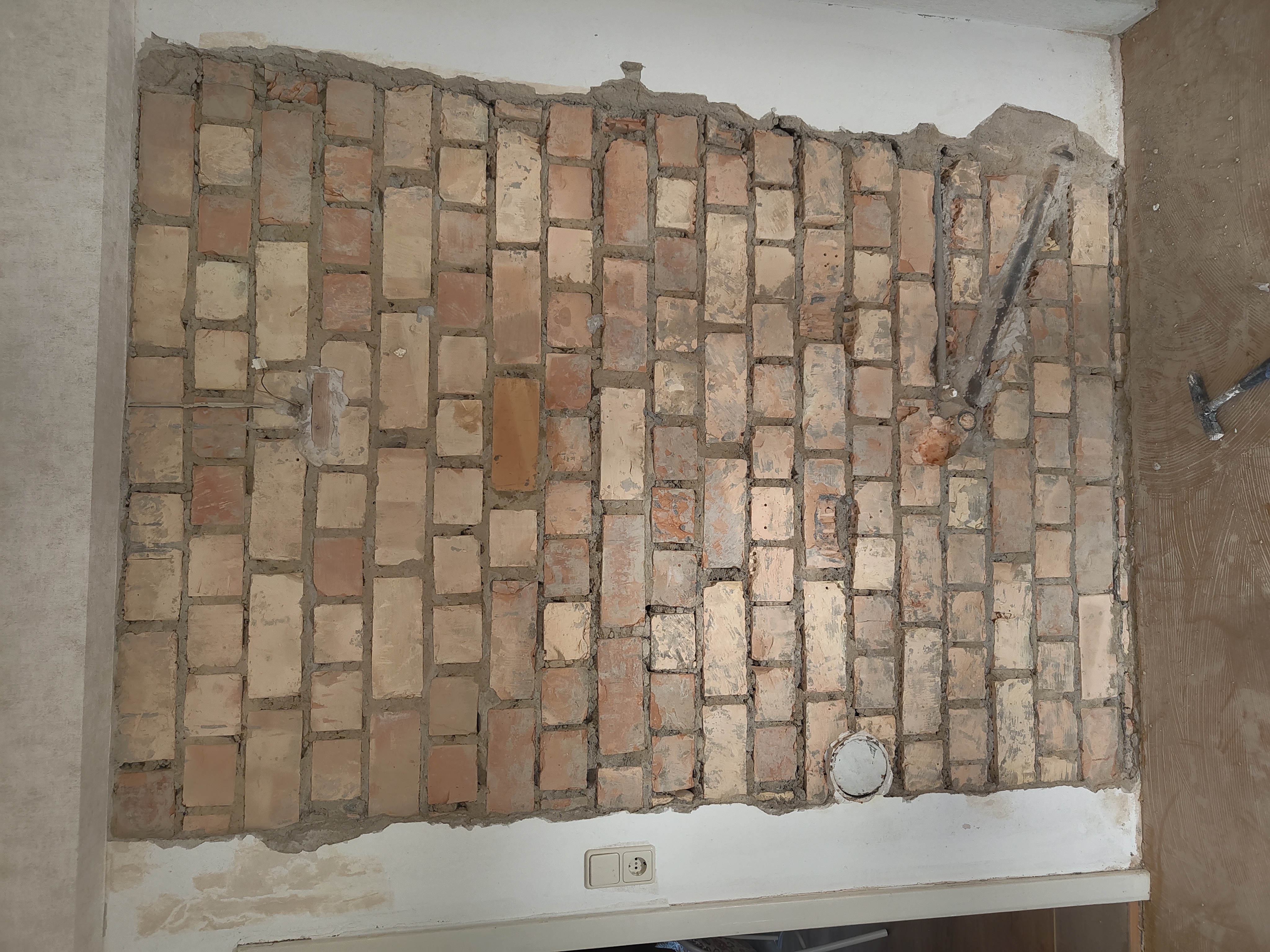 Rustikale Steinwand im Wohnzimmer