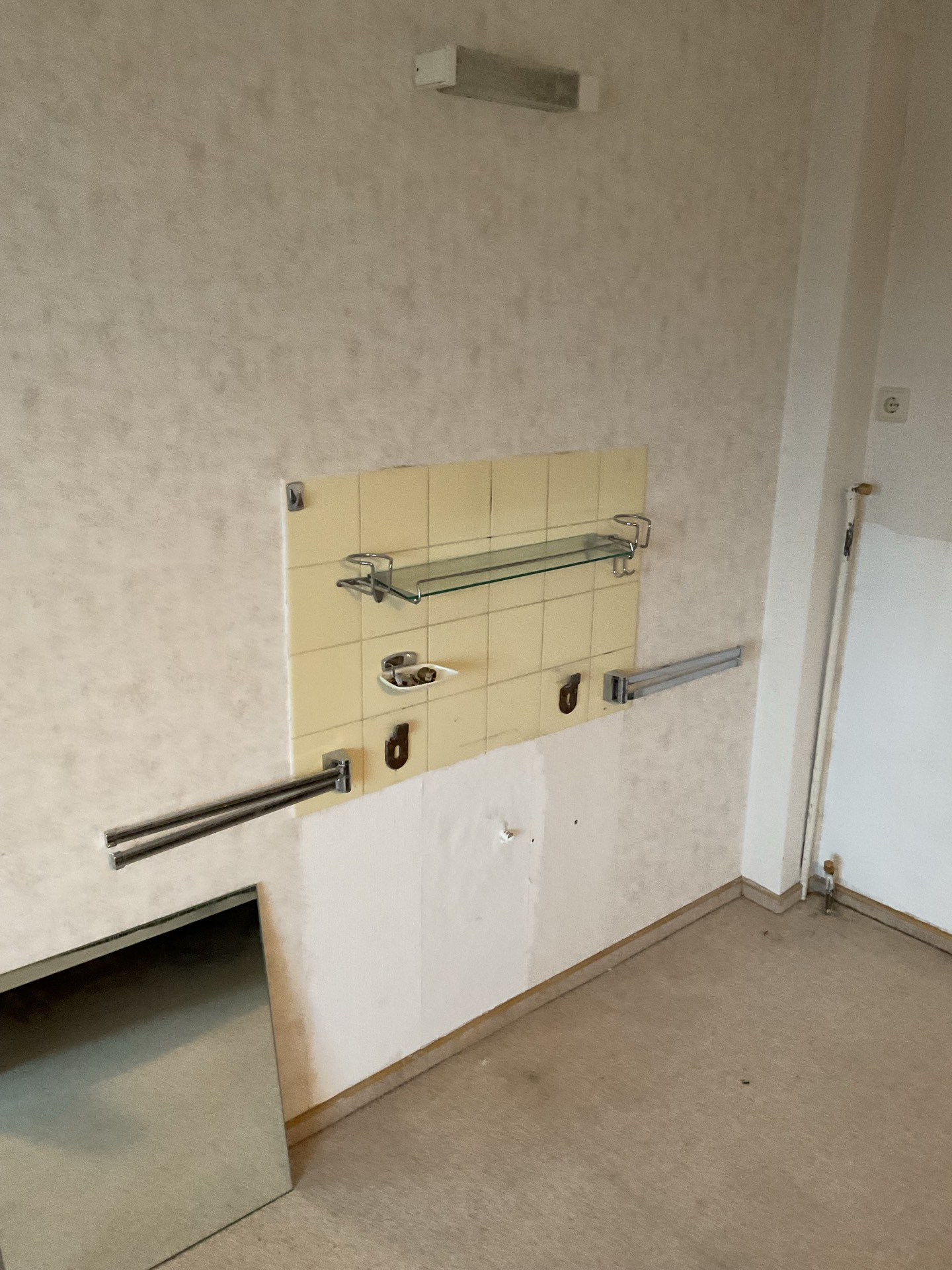 Rustikale Steinwand im Wohnzimmer